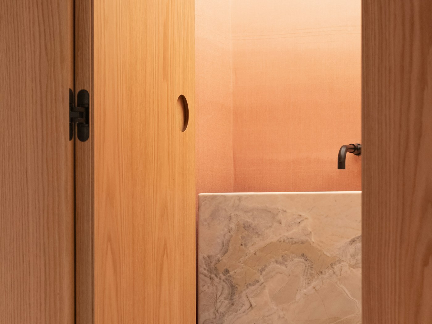 Tường phòng tắm hoàn thiện bề mặt satin